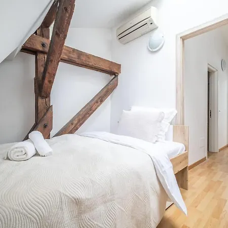 Elegant Main Street Apartment Appartement *