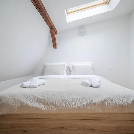 Elegant Main Street Apartment Appartement Košice