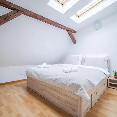 Elegant Main Street Apartment Appartement *